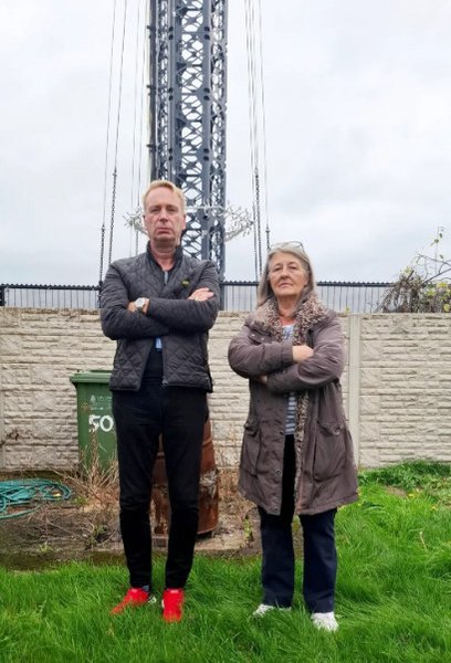 Стів Тейлор та Джекі Хардвік обидва розлючені через щоглу біля підніжжя своїх садів